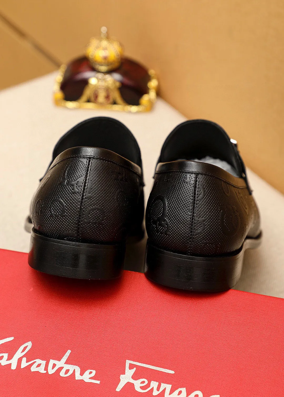 Men's shoes 💰460 💐 Product trademark: Ferragamo "Ferragamo" casual leather shoes Regular size: 38-44 (45.46🉑️customized) Product materials: Selected imported first-layer cowhide embossed upper + luxury hardware buckle, imported water-dyed cowhide leather lining. Strong three-dimensional visual effect, original rubber outsole Color: 1⃣️color optional